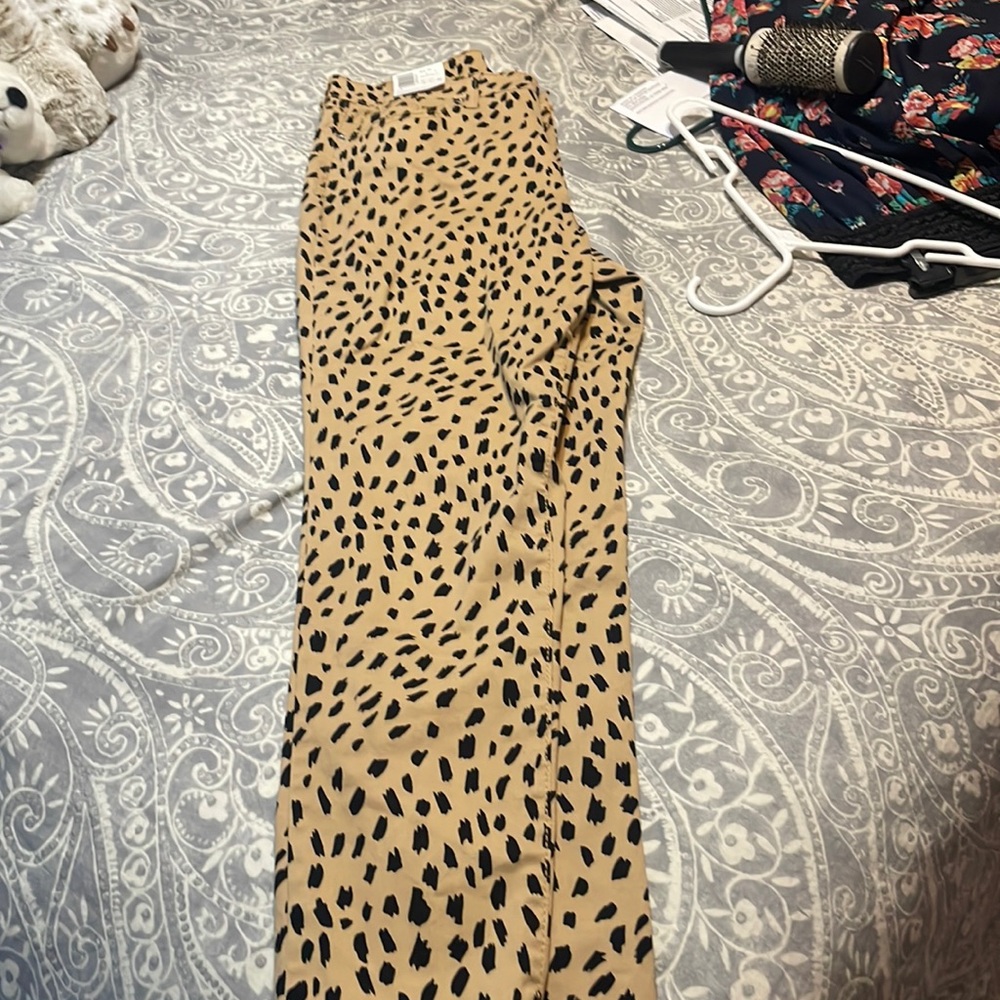 High rise skinny pants are a precious addition to any wardrobe.